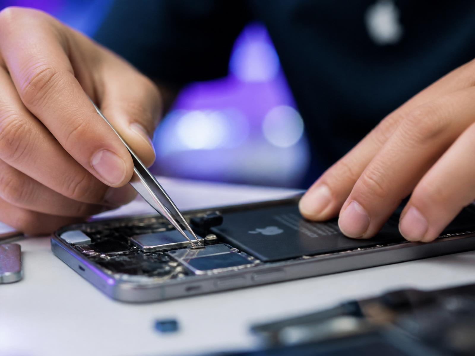 Präzise Handy-Reparatur in der Werkstatt